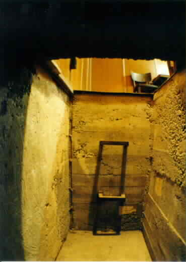 Tunel spájajúci pivnice s tajnou tlačiarňou